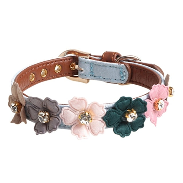 Chic and stylish is how your pup will look in this fabulous collar. Available in multiple color options so that your dog's outfit will always match.   Color: White,Light Red,Blue,Black Size(S): 1.3*34cm/0.51\